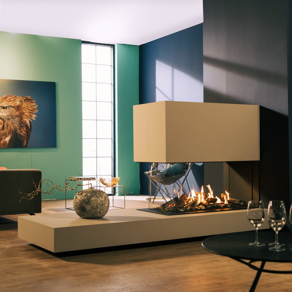 Faber MatriX er en moderne gasspeis med unik varme- og flammeeffekt. Denne modellen har glass på tre sider og passer perfekt som en romdeler.