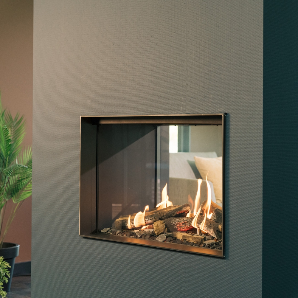 Faber MatriX er en moderne gasspeis med unik varme- og flammeeffekt. Denne modellen er gjennomgående og du kan nyte de flotte flammene fra to sider.