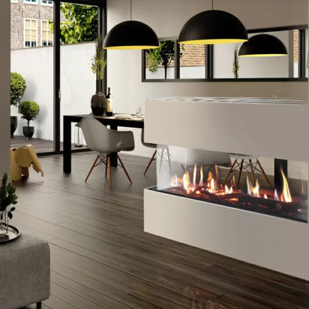 Venezia peisinnsats fra Italkero. Denne har glass på 3 sider og egner seg veldig godt som romdeler så du kan nyte flammene fra to rom samtidig. Denne modellen kommer i to størrelser; 90 cm og 130 cm.