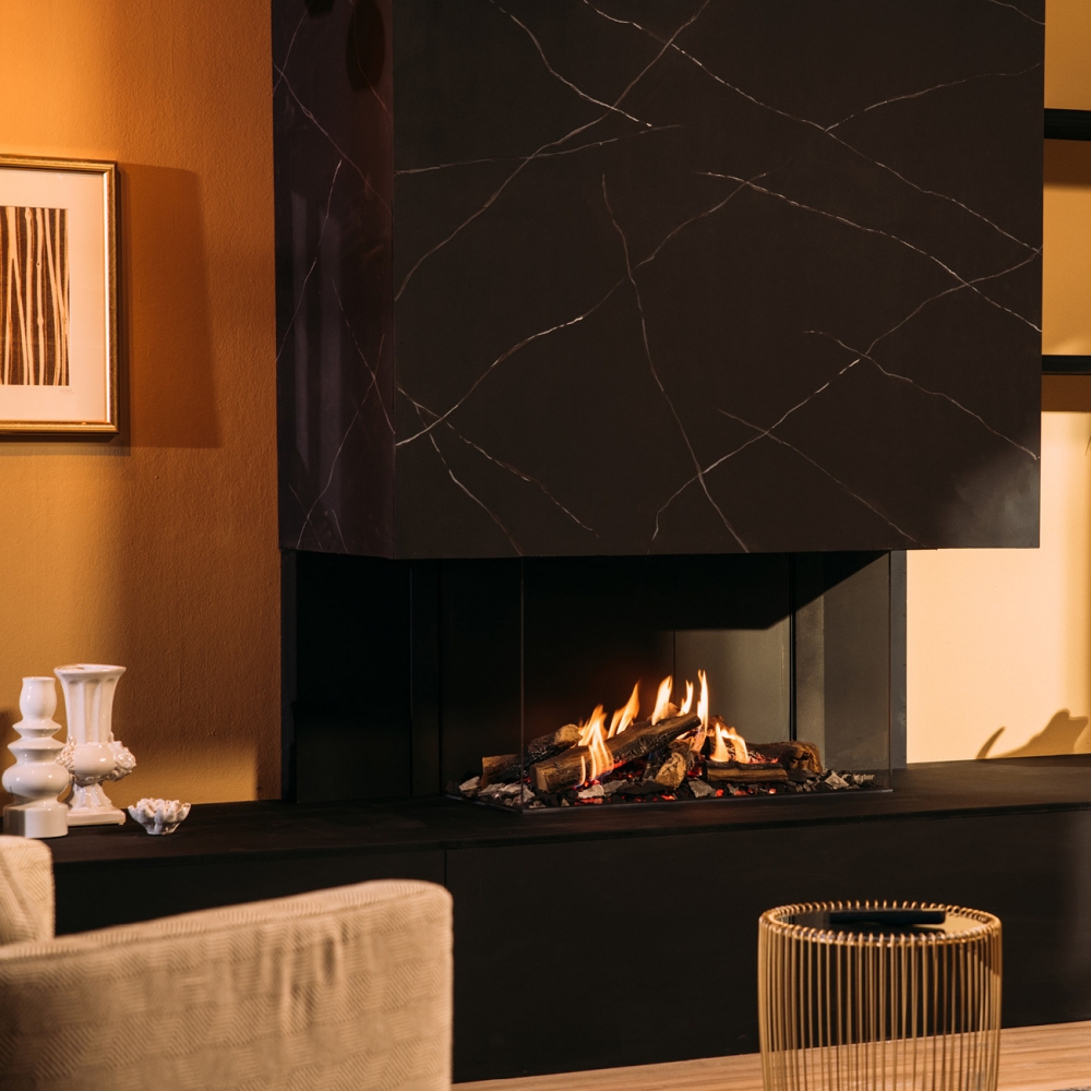 Faber MatriX er en moderne gasspeis med unik varme- og flammeeffekt. Denne modellen har glass på tre sider. LED-lys (Hybrid Pro-Ligth) har en svært betydningsfull effekt på denne peisen og er derfor inkludert i prisen.